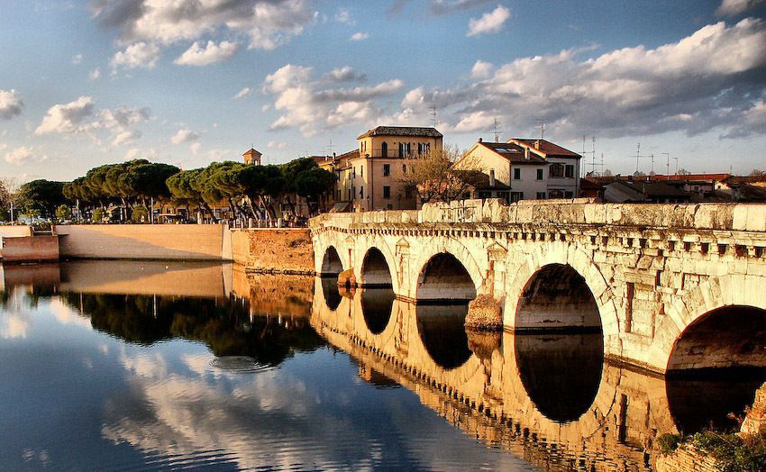 Древнейший в риме мост. Мост Тиберия в Италии. Ponte di Tiberio в Римини. Мост в Римини. Римини мост Тиберия самый старый.